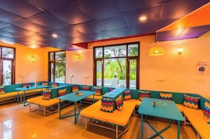 Lobby sitting area - goSTOPS Mukteshwar - Private Rooms and Dorms (Mukteshwar)