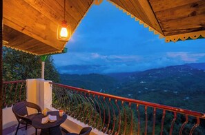 Deluxe Private Room with Balcony and Ensuite Bathroom | Balcony