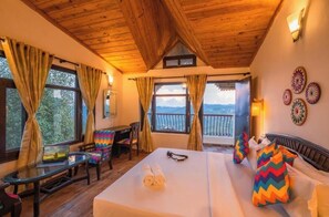 Deluxe Private Room with Balcony and Ensuite Bathroom | Free WiFi