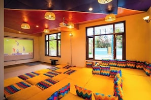 Lobby sitting area - goSTOPS Mukteshwar - Private Rooms and Dorms (Mukteshwar)