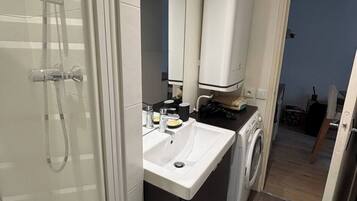 Douche, sĂšche-cheveux, serviettes fournies