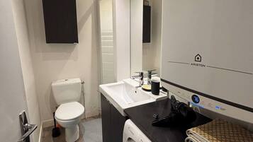 Een douche, een haardroger, handdoeken