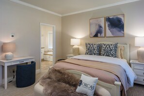 5 habitaciones, escritorio y tabla de planchar con plancha