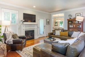 Smart TV, fireplace