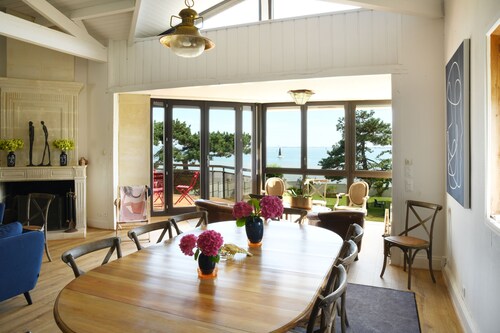 Villa with swimming pool and magnificent sea view