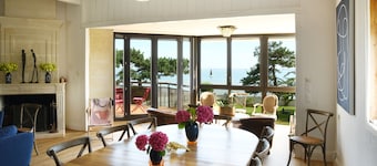 Villa with swimming pool and magnificent sea view