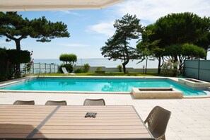 Indoor pool, outdoor pool - Villa with heated swimming pool and magnificent sea view (Royan)