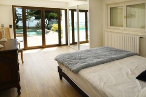 5 bedrooms, travel cot, free WiFi, bed sheets - Villa with heated swimming pool and magnificent sea view (Royan)