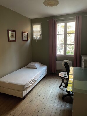 2 bedrooms, bed sheets - Lodging for the 24h of Le Mans week in the historic city center. (Le Mans)