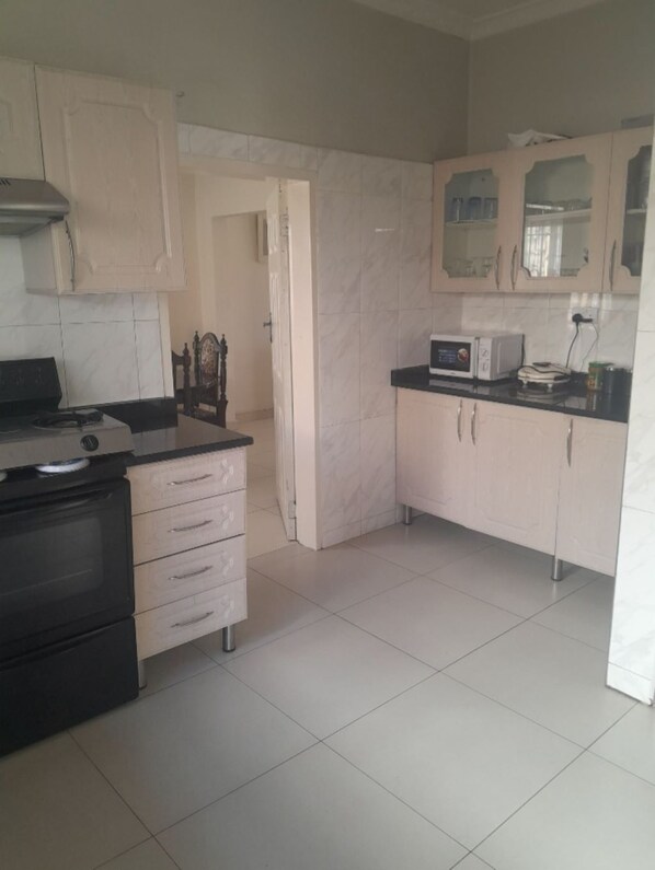 Een magnetron, een kookplaat