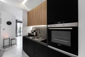 Kühlschrank, Ofen, Herdplatte, Wasserkocher mit Kaffee-/Teezubehör