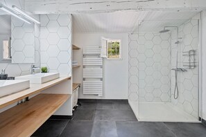 Haartrockner, Handtücher, Toilettenpapier
