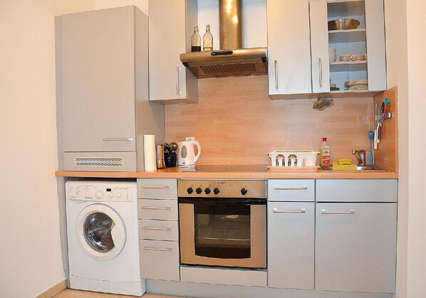 Kühlschrank, Ofen, Herdplatte, Geschirrspüler