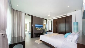 Ein modernes Hotelzimmer mit einem großen Bett, einem Flachbildfernseher, einem Holzschrank und einem großen Fenster.