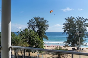 Sun-loungers, beach towels - Karon Beachfront Apartment 724 (Karon)