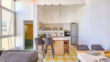 Jääkaappi, mikroaaltouuni, uuni, liesi