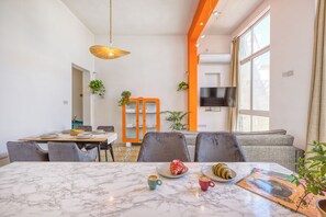 Dining - Stylish Sliema apt with rooftop, sea & Valletta views – central yet peaceful. (Tas-Sliema)