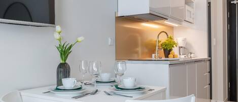 Réfrigérateur, micro-ondes, lave-vaisselle, grille-pain