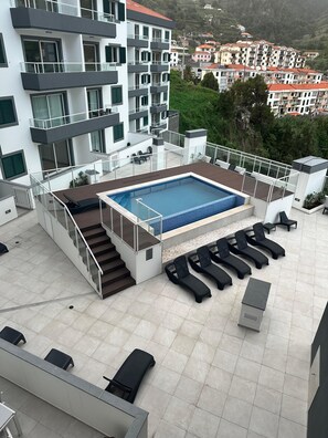 Utendørsbasseng og et oppvarmet basseng