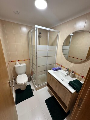Dusche, Haartrockner, Bidet, Handtücher