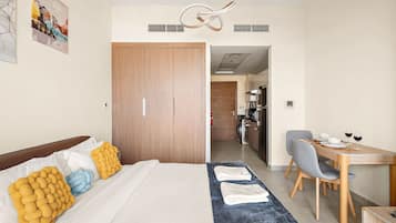Tabla de planchar con plancha, cuna de viaje, wifi y ropa de cama
