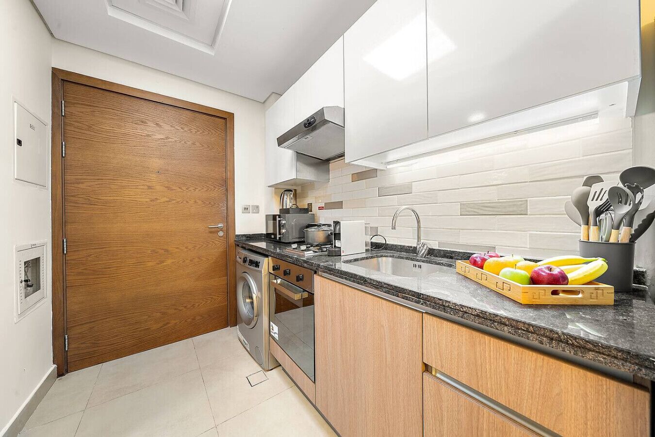 Een koelkast, een microgolfoven, een oven, een kookplaat