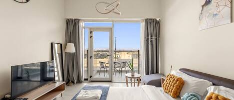 Een strijkplank/strijkijzer, reisbedje, wifi, beddengoed