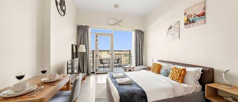 Tabla de planchar con plancha, cuna de viaje, wifi y ropa de cama