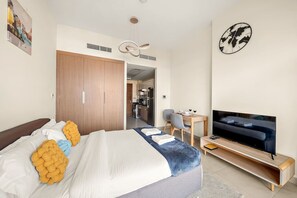 Tabla de planchar con plancha, cuna de viaje, wifi y ropa de cama 