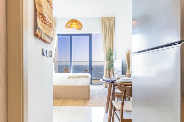 Brankas, setrika/meja setrika, dan Wi-Fi gratis