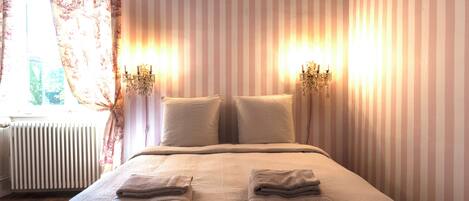 4 bedrooms, iron/ironing board, free WiFi, bed sheets