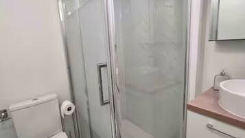 Ducha, toallas, jabón y papel higiénico