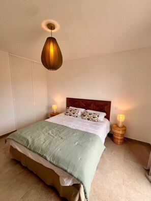 2 habitaciones, tabla de planchar con plancha y ropa de cama