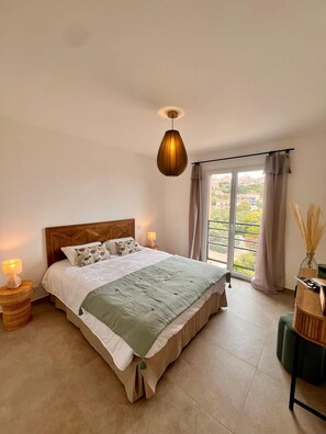 2 soverom, strykejern/-brett og sengetøy