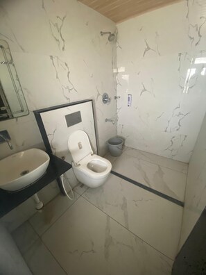 Dusj, håndklær, såpe og sjampo