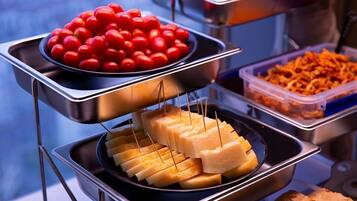 Daily buffet breakfast (CNY 30 per person)