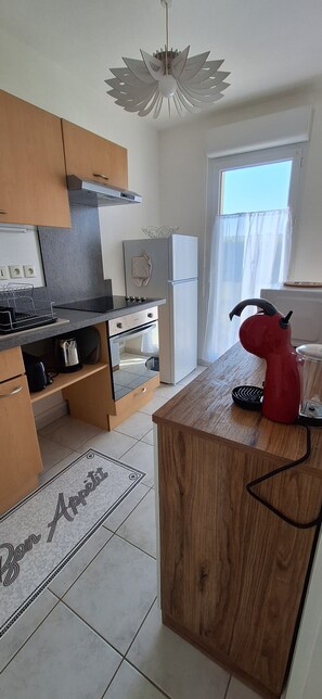 Kjøleskap, mikrobølgeovn, ovn og kokeplater