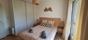 1 habitación, escritorio, tabla de planchar con plancha y cuna de viaje 