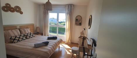 1 slaapkamer, een bureau, een strijkplank/strijkijzer, reisbedje