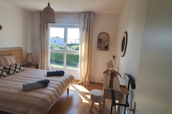 1 dormitorio, escritorio, tabla de planchar con plancha y cuna de viaje