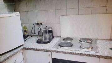 KĂŒhlschrank, Ofen, Herdplatte, Wasserkocher mit Kaffee-/Teezubehör