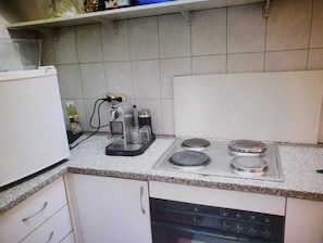 Réfrigérateur, four, plaque de cuisson, cafetière/bouilloire