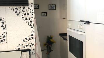 Microonde, forno, macchina per tè/caffè, tavolo da pranzo