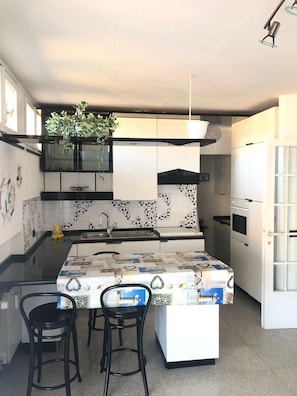 Four à micro-ondes, un four, cafetière-théière, table de salle à manger
