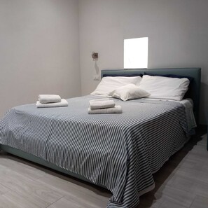 Cuna de viaje, wifi gratis y ropa de cama