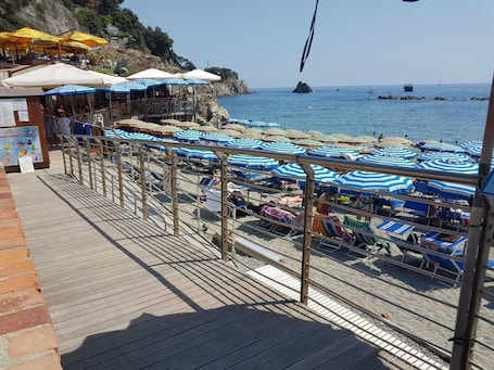 Property grounds. MONTEROSSO OldTown Casa Isabella DeLUxe Studio CIN: IT011019C2Y74EBPLA