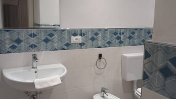 Hårføner og håndklær