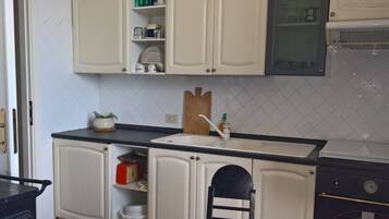 Frigorifero, microonde, forno, piano cottura