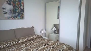 Skrivebord, wi-fi (inkludert) og sengetøy