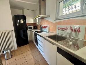 Réfrigérateur, micro-ondes, four